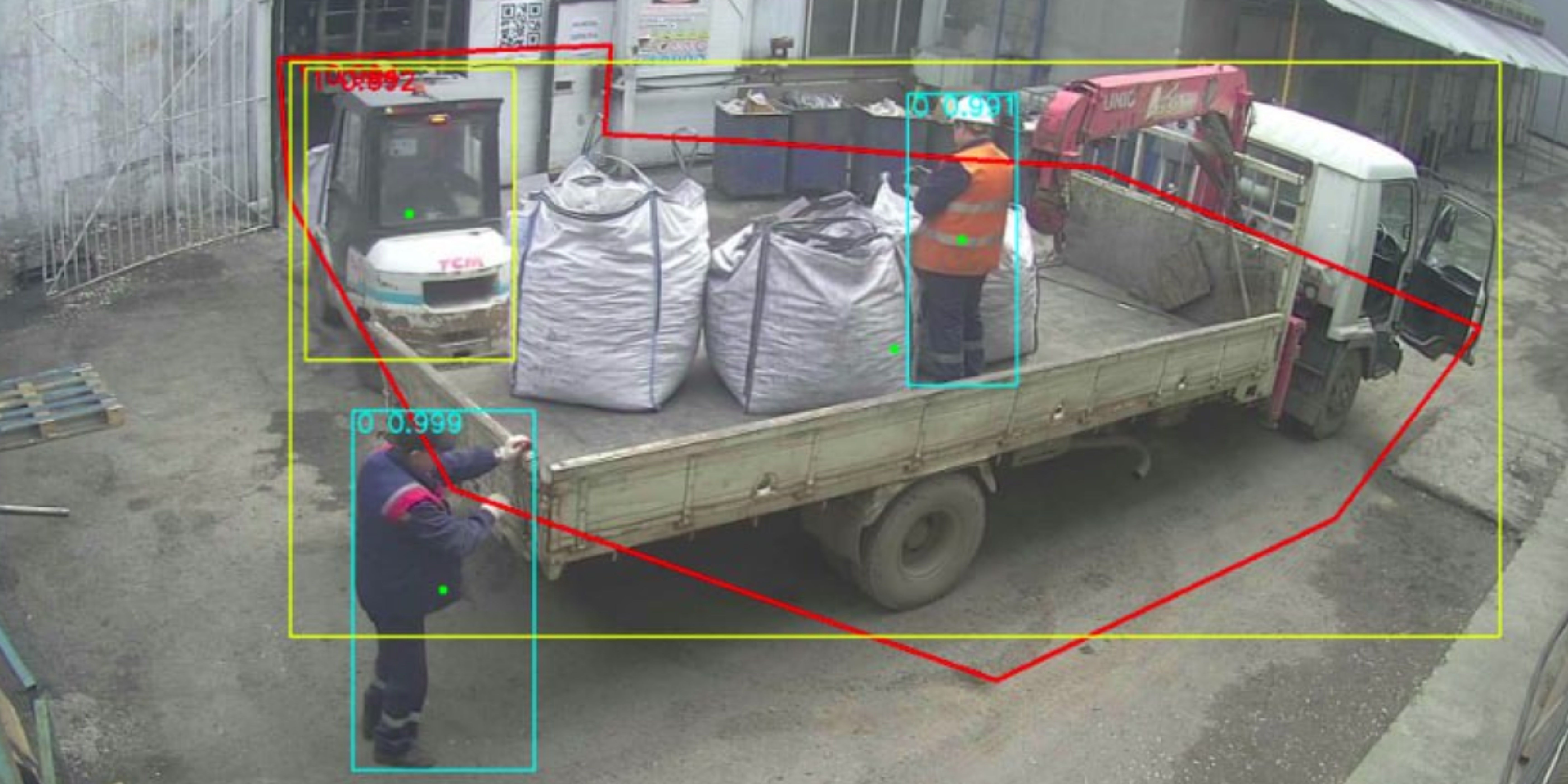 взаимодействие людей и техники в промышленной зоне ИИ контроль сбор данных+.jpg